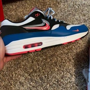 Mike Nike’s air max’s.